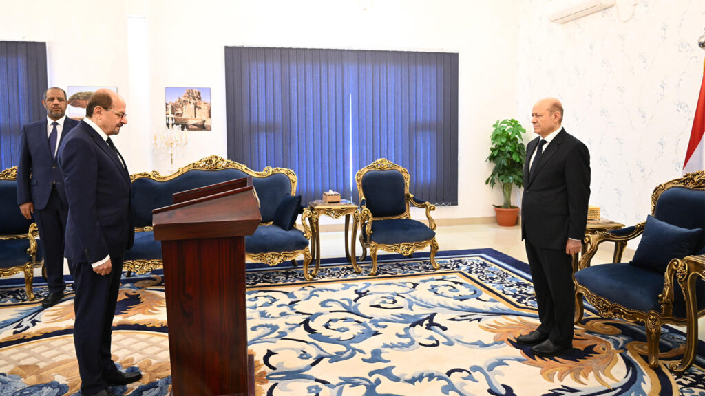 وزير الخارجية وشؤون المغتربين يؤدي اليمين الدستورية أمام رئيس مجلس القيادة الرئاسي وزير الخارجية وشؤون المغتربين يؤدي اليمين الدستورية أمام رئيس مجلس القيادة الرئاسي